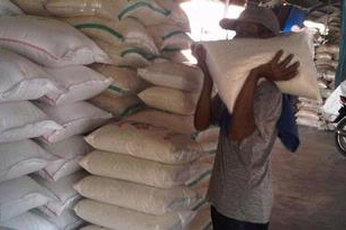 Salah seorang buruh di Pasar Induk Beras Martoloyo, Kota Tegal, sedang mengangkat beras yang akan dijual ke konsumen, Kamis (29/9/2011). Dua hari terakhir, harga beras di Tegal kembali naik.