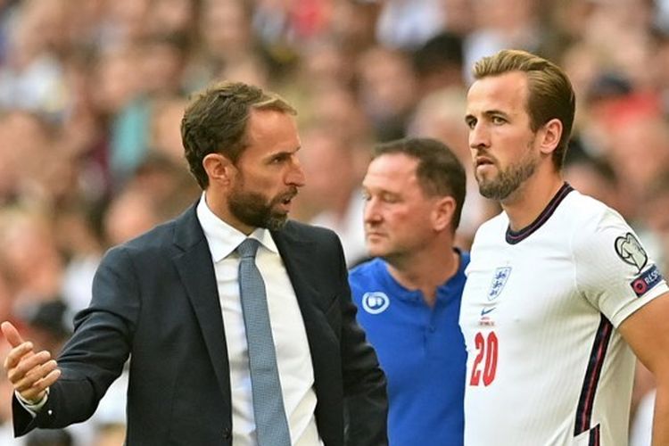 Penyerang timnas Inggris Harry Kane berbicara dengan pelatih Gareth Southgate pada laga kontra Andorra di Wembley, 5 September 2021.