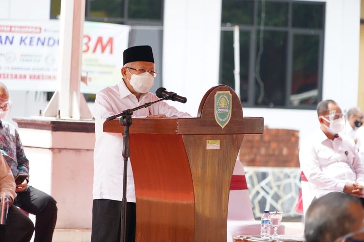 Wakil Presiden Ma'ruf Amin saat berkunjung ke lokasi banjir di Subang, Jawa Barat, Sabtu (13/2/2021).