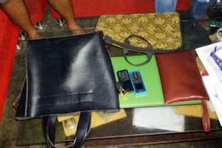 Barang bukti yang disita polisi dari tangan tersangka MAS (22), pegawai honorer Dinas PU Provinsi Gorontalo. Polisi saat ini sedang mengembangakn kasusnya untuk mengungkap modus dan jaringannya