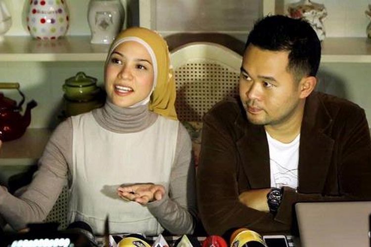 Pemain film sekaligus anggota DPR RI, Rachel Maryam Sayidina didampingi suaminya, Edwin Aprihandono melakukan konferensi pers terkait pencemaran nama baik yang dilakukan seseorang di salah satu jejaring sosial, di Bird Cage Cafe, Jakarta Selatan, Selasa (14/5/2013). TRIBUN JAKARTA/JEPRIMA