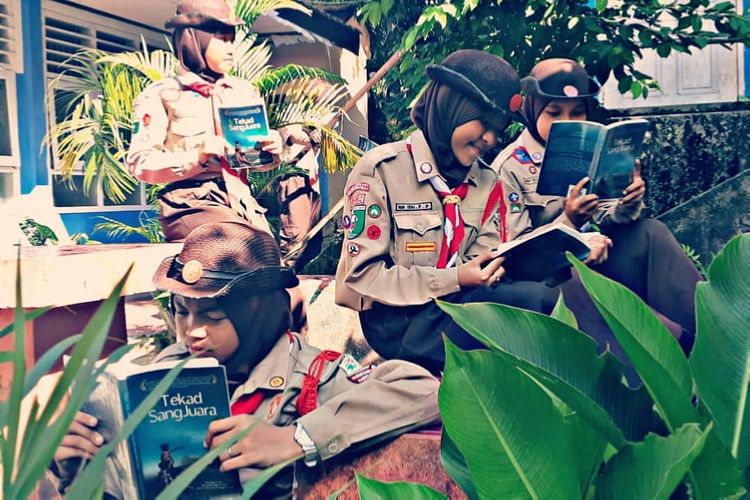 Siswa SDN 011 Balikpapan Tengah membaca buku sastra.