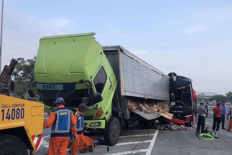 Kecelakaan terjadi di Tol Gempol-Pasuruan sebuah bus menabrak truk bermuatan minuman dalam kemasan. Akibat kejadian itu, sopir tewas dan minuman kemasan tumpah di dinjalan tol, Senin (14/04/2025) 
