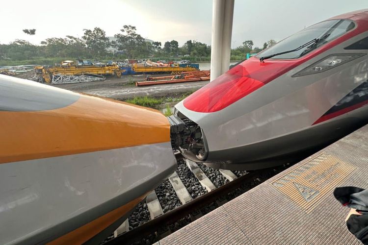 Kereta Inspeksi (kuning) dan Kereta Penumpang (merah) digabungkan saat Testing & Commissioning KCJB pada Minggu (25/06/2023).