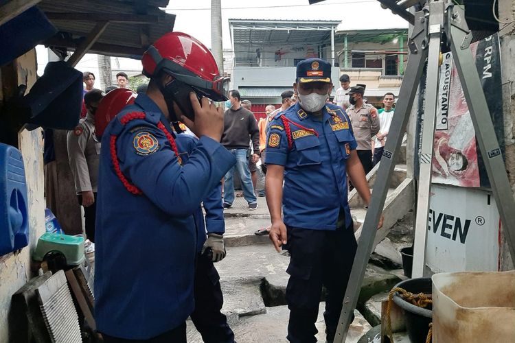 Petugas penyelamat dari Sudin Gulkarmat Jakarta Barat melakukan evakuasi jenazah di dalam sumur di Kapuk, Cengkareng, pada Selasa (15/3/2022).