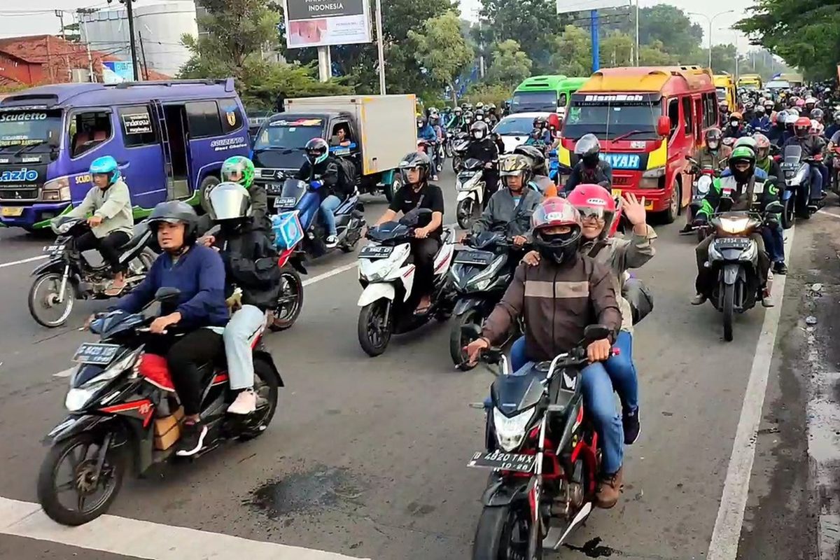 Pemudik melintasi jalur utama pantura Simpang Pemuda Kota Cirebon Jawa Barat, Rabu (19/4/2023). 