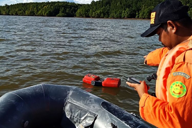 Tim SAR melakukan upaya pencarian terhadap Rahmat Keneng, motoris speedboat yang tenggelam saat membetulkan tali speedboat. Hingga Kamis sore, keberadaan korban belum diketahui. (Foto Tim SAR Kantor Pencarian dan Pertolongan Kabupaten Nunukan)