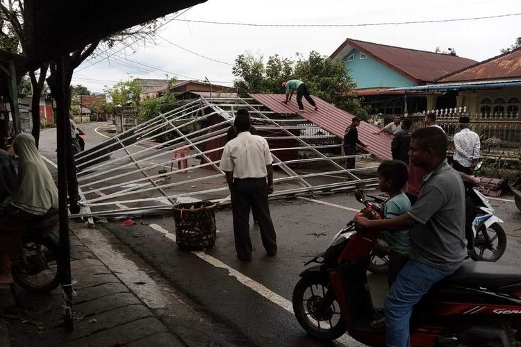 Atap rumah rusak akibat angin puting beliung di Desa Dayah Teuku, Kecamatan Syamtalira Aron, Kabupaten Aceh Utara, Provinsi Aceh, Jumat (9/12/2022).