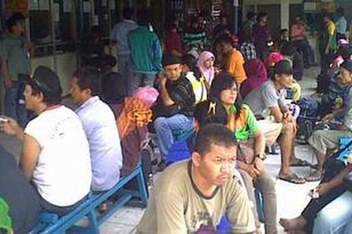 Para pemudik sedang menunggu keberangkatan bus di Terminal Pulogadung Lintas Sumatera, Rabu (8/9/2010).