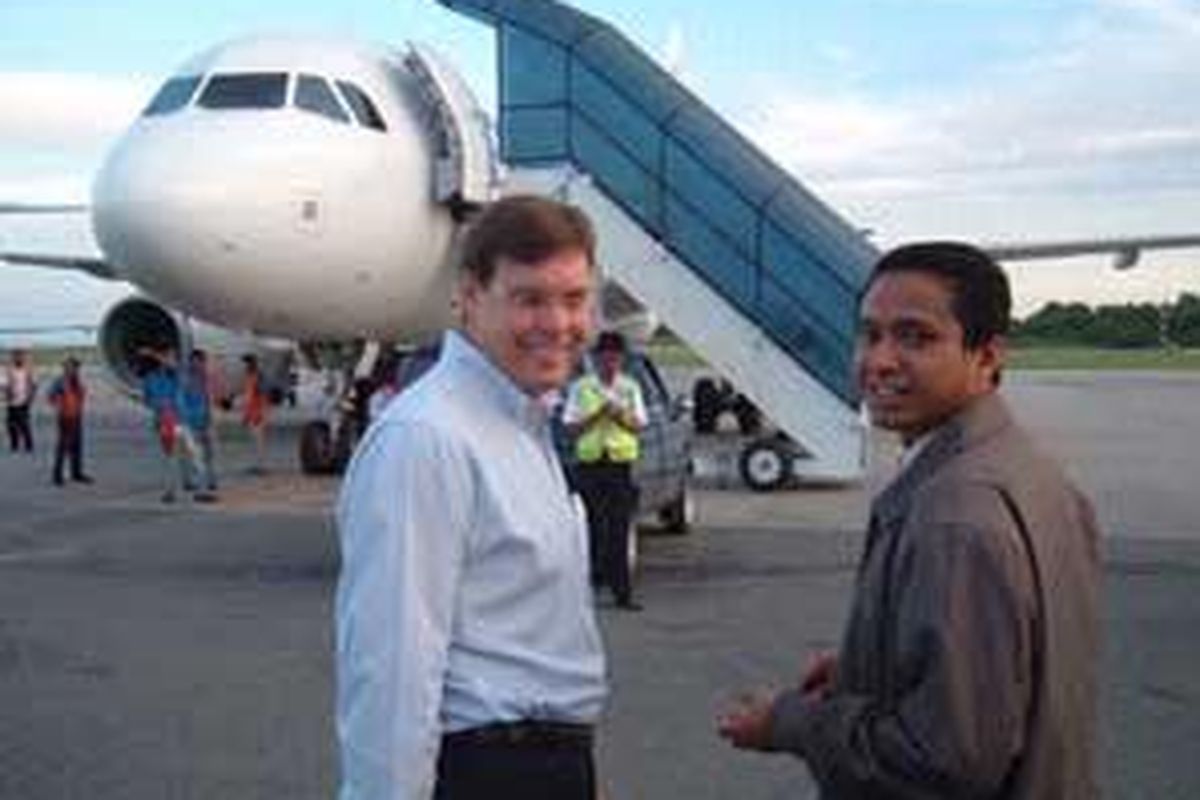 CEO Mandala Airlines, Warwick Brady (kiri) dan District Manager Mandala Airlines di Balikpapan, Ganjar Sunaryo di depan Airbus A-319 di Bandara Sepinggan, Rabu (15/10). 