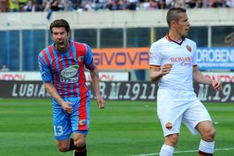 Salah satu ekspresi gelandang Catania Mariano Izco (kiri) pada pertandingan Serie-A melawan AS Roma, di Angelo Massimino, Catania, Minggu (4/5/2014).