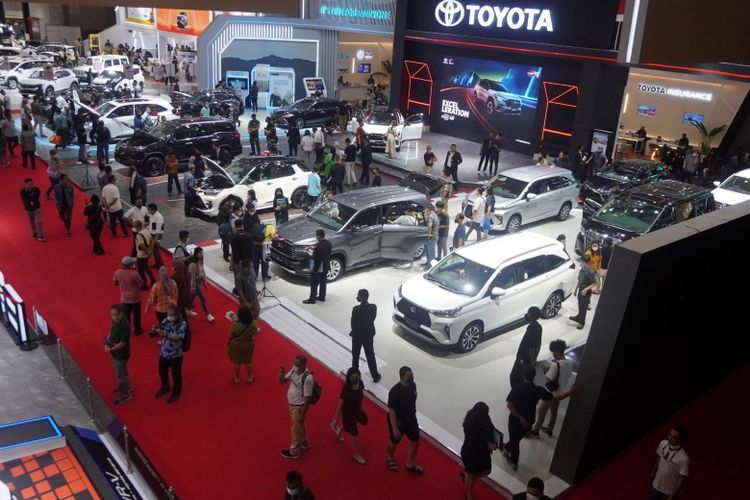 Suasana area pameran mobil di ajang Indonesia International Motor Show (IIMS) 2023. 