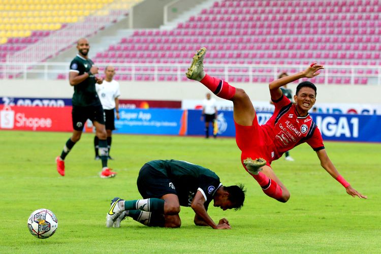 Pemain Arema FC Achmad Figo dilanggar pemain Persikabo 1973 saat pertandingan pekan ke-14 Liga 1 2022-2023 yang berakhir dengan skor 0-1 di Stadion Manahan Solo, Rabu (14/12/2022) sore. 