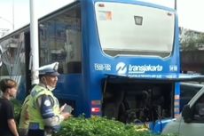 Bus Transjakarta Tiba-tiba Keluarkan Asap di Senen, Penumpang Berhamburan hingga Pecahkan Kaca