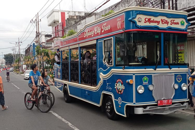 Hari pertama penutupan Jalan Jendral Basuki Rahmat atau kawasan Kayutangan Heritage di Kota Malang, Jawa Timur pada Minggu (3/4/2022) sore masih terlihat lengang. 