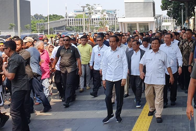 Saat Jokowi dan Prabowo turun dari stasiun MRT Senayan menuju FX Mall untuk makan siang bersama, Sabtu (12/7/2019). Pertemuan ini bersejarah karena menandakan rekonsiliasi di antara dua kubu yang selama ini membuat masyarakat terbelah sepanjang pemilihan presiden.