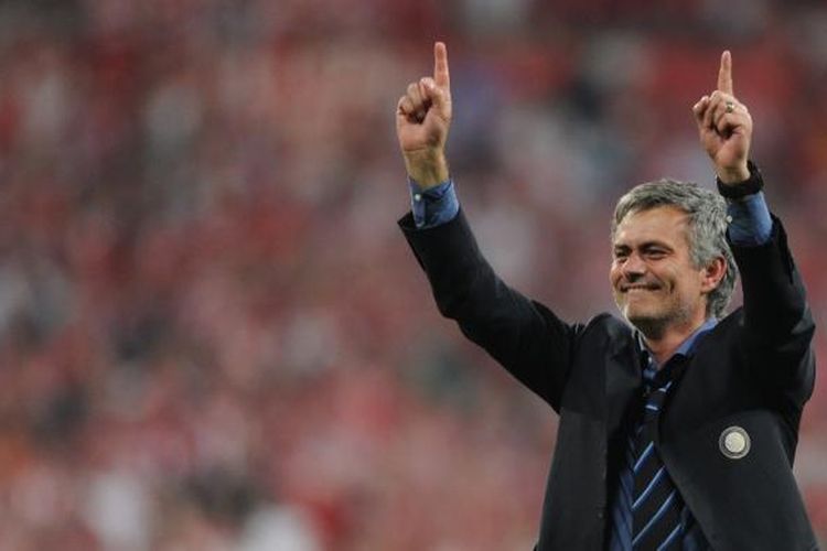 Jose Mourinho merayakan kesuksesan Inter Milan menjuarai Liga Champions 2009-2010.