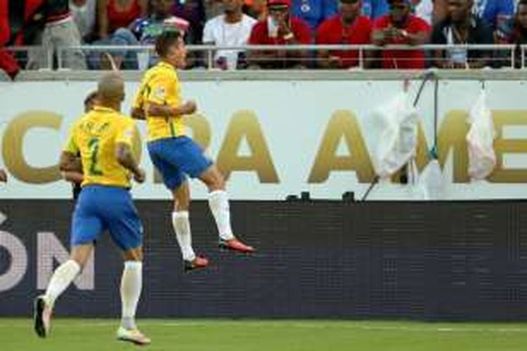 Gelandang tim nasional Brasil, Philippe Coutinho, merayakan golnya dalam pertandingan lanjutan Group B Copa America Centenario 2016 melawan Haiti di Camping World Stadium, Rabu (8/6/2016). 