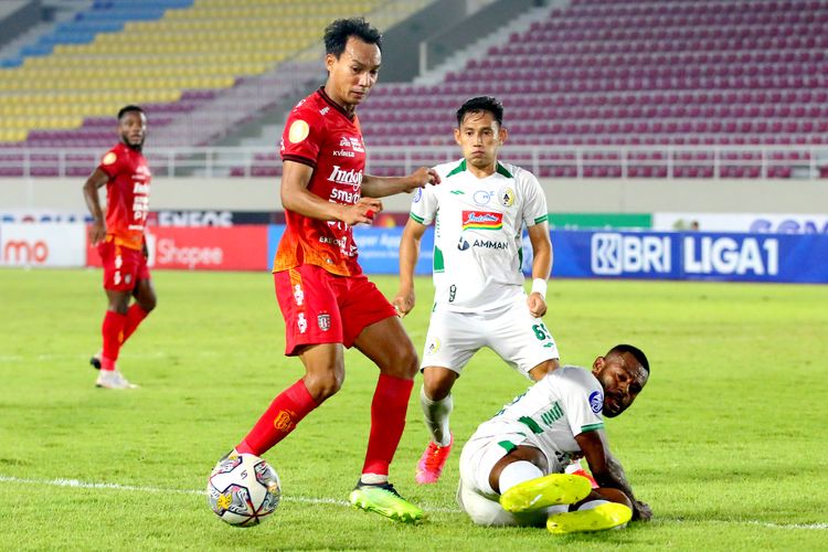 Pemain PSS Sleman Marckho Merauje dan Derry Rachman jatuh bangun menghalau serangan pemain Bali United Novri Setiawan saat pertandingan pekan ke-16 Liga 1 2022-2023 yang berakhir dengan skor 1-2 di Stadion Manahan Solo, Senin (19/12/2022) malam.