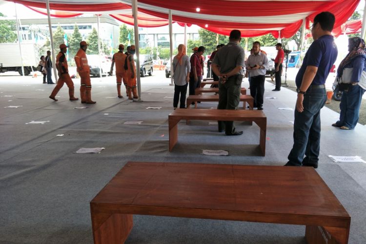 Petugas saat menyiapkan meja akad nikah untuk acara Nikah Massal Pemprov DKI Jakarta, Minggu (31/12/2017).