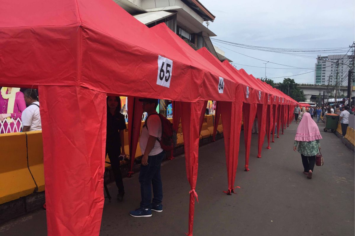 Ratusan tenda mulai dipasang di depan Stasiun Tanah Abang, Jumat (22/12/2017).
