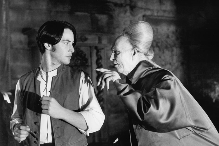 Keanu Reeves dan Gary oldman dalam film horor legendaris Bram Stokers Dracula (1992).