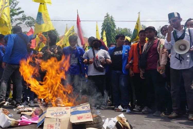 Aksi demonstrasi menolak kenaikan harga BBM digelar ratusan mahasiswa, gabungan dari berbagai organisasi mahasiswa, di Mojokerto, Jawa Timur, Rabu (7/9/2022).