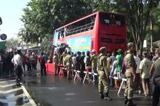 Sarung Gratis untuk Tukang Becak dan Warga Tak Mampu