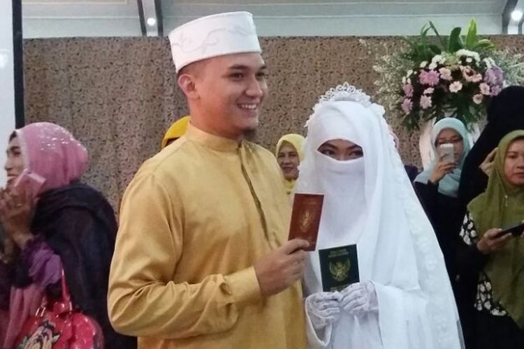 Egi John difoto bersama Kamilia Yasmin usai menjalani akad nikah di Gedung Graha Jala Bhakti, Cinere, Jakarta Selatan, Sabtu (1/7/2017). 