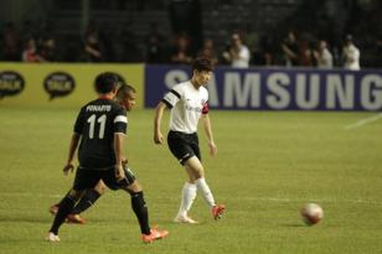 Park Ji-sung menendang bola dalam laga persahabatan antara Park Ji-sung and Friends melawan Indonesia All Star, di Stadion Utama Gelora Bung Karno, Senayan, Jakarta, Senin (2/6/2014). Tim Park Ji-sung and Friends dikalahkan Indonesia All Star dengan skor 3-2.