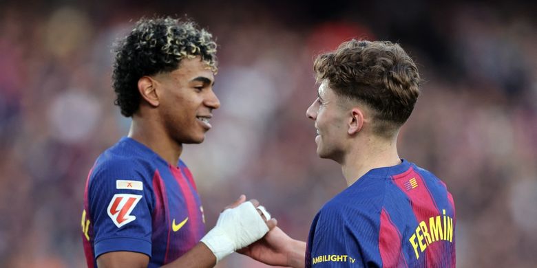 Fermin Lopez (kanan) dan Lamine Yamal merayakan kemenangan di akhir pertandingan sepak bola Liga Spanyol antara FC Barcelona vs Levante UD di Stadion Camp Nou di Barcelona pada 22 Februari 2026. (Foto oleh Josep LAGO / AFP)