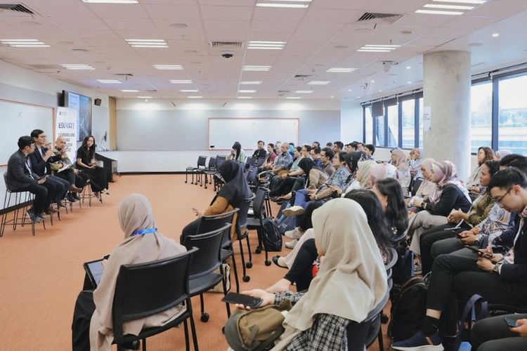 Salah satu panel diskusi bertema ?Menavigasi Persimpangan Pedagogi, Teknologi, Kesetaraan, dan Kualitas dalam Pendidikan Tinggi,? bersama (kiri-kanan) Gatot Soepriyanto, Binus@Bekasi Campus Director; Itje Chodidjah, Ketua Komisi Nasional Indonesia untuk UNESCO; Arif Perdana, Asisten Profesor, Monash University Indonesia; and Pipit Indrawati, Canva for Education Lead Indonesia/SEA. 