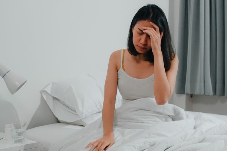 Sakit kepala tiba-tiba dan sangat hebat seperti disambar petir (thunderclap headache) bisa jadi tanda pendarahan di otak. Simak penjelasan dokter.