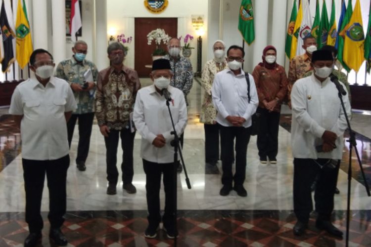 Wakil Presiden Ma'ruf Amin saat melakukan konferensi pers usai memimpin rapat koordinasi penanggulangan kemiskinan ekstrem di Gedung Sate, Kota Bandung, Rabu (29/9/2021).