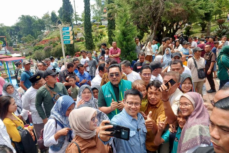Calon wakil presiden nomor urut 1, Muhaimin Iskandar saat menyambangi tempat wisata di Kota Batu, Malang, Jawa Timur, Minggu (31/12/2023).