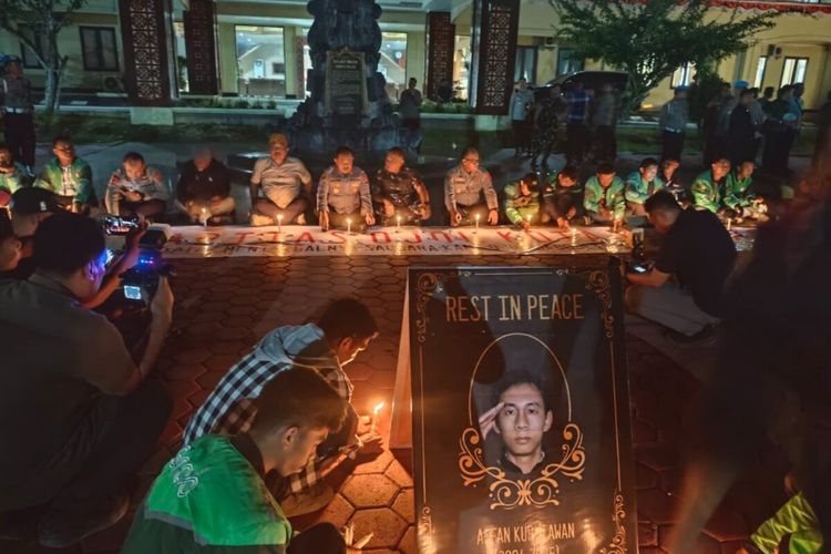 Ratusan pengemudi ojek online gelar doa bersama di halaman Mapolda Sultra, sebagai suka cita atas kematian rekan sesama ojol, Affan Kurniawan saat demo di Jakarta.