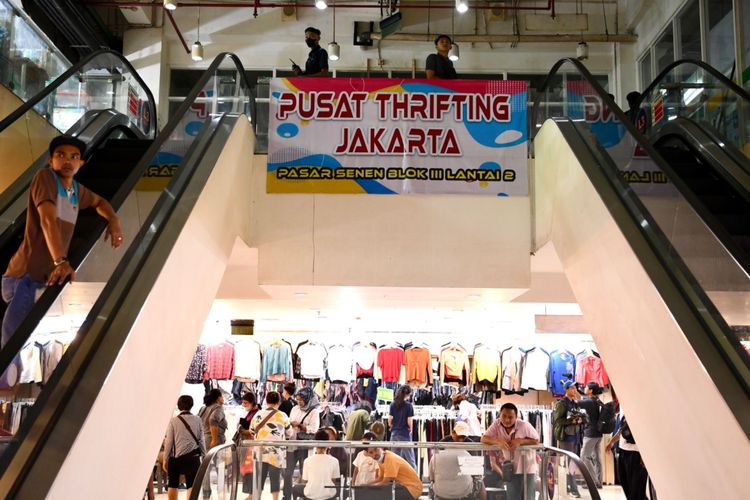 Thrifting di Pasar Senen, Jakarta Pusat.
