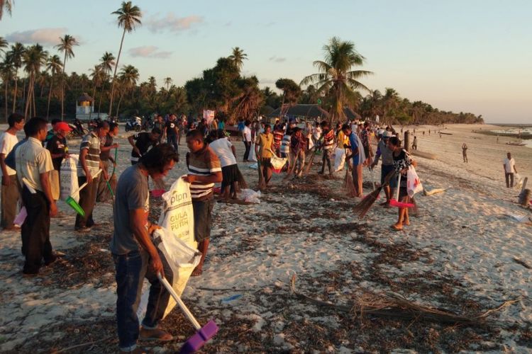 Ratusan warga Desa Nemberala, sedang membersihkan sampah yang berserakan di Pantai Nemberala di Kabupaten Rote Ndao, Nusa Tenggara Timur (NTT), Sabtu (28/4/2018).