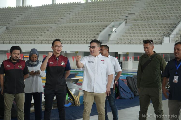 Chef de Mission (CdM) SEA Games 2023 Kamboja, Lexyndo Hakim (ketiga dari kiri), mengunjungi timnas fin swimming atau selam di Aquatic Stadium GBK pada Senin (13/3/2023). Fin swimming optimistis bisa meraih 7 emas. Untuk mencapai target itu, mereka akan menjalani try out di Italia. 