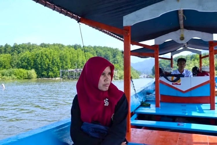 Perjuangan Istri Marinir, 10 Tahun Menerjang Ombak Demi Anak-Anak di Pulau Tegal