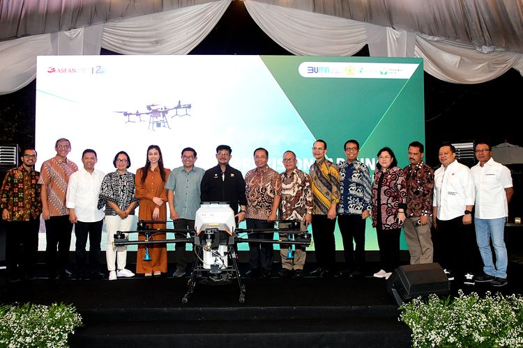 Menteri Pertanian Syahrul Yasin Limpo, Selasa (30/5/2023), di Gresik, Jawa Timur, memberikan apresiasi pada Program Smart Precision Farming karya Petrokimia Gresik.