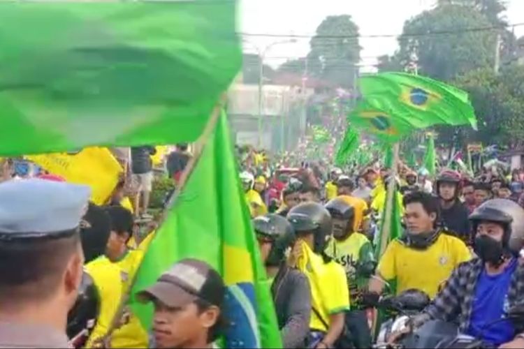 Ribuan pendukunh timnas Brasil di kota Ambon, Maluku menggelar pawai kemenangan di Jalan Jenderal Sudirman Ambon, Selasa (6/12/2022) pagi.