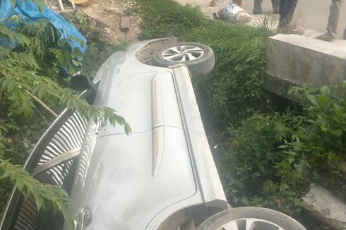 Ditinggal Makan, Mobil Dinas di Rote Ndao yang Diparkir Berjalan Mundur hingga Tabrak Kios
