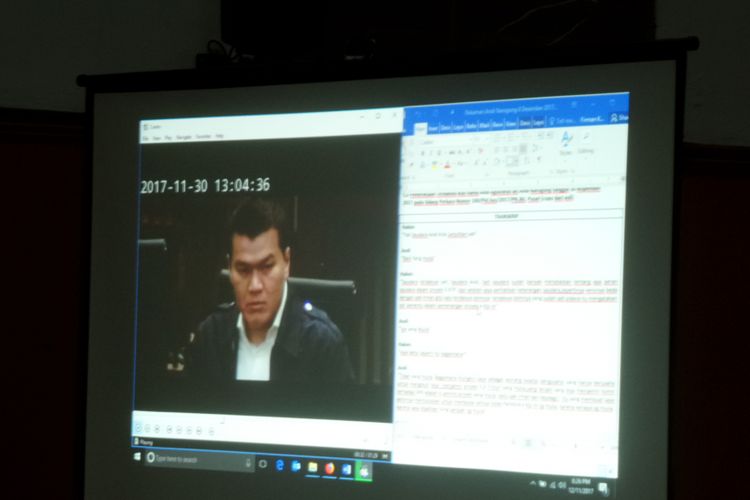 Biro hukum KPK memutar video dalam sidang praperadilan yang diajukan Setya Novanto di Pengadilan Negeri Jakarta Selatan, Senin (11/12/2017).