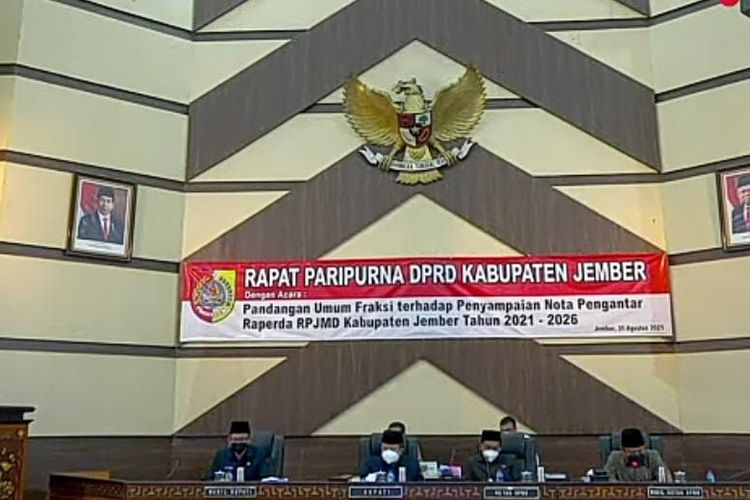 Rapat paripurna  DPRD Jember dengan agenda pandangan fraksi terkait RPJMD Jember 
