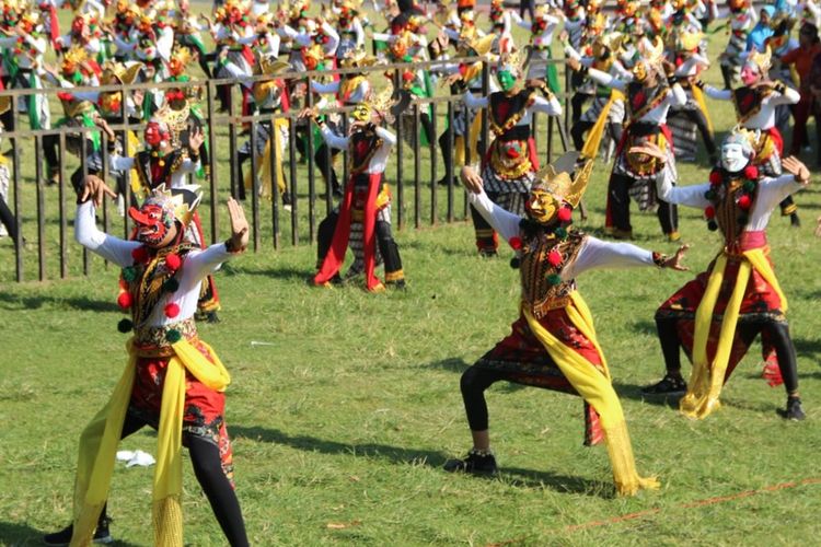 Pementasan tari Klono Sewu oleh seribu penari di alun-alun Jombang, Jawa Timur, Jumat (6/9/2019). Tarian ini dipentaskan dalam rangkaian pembukaan Bulan Berkunjung Jombang (BBJ) yang digelar oleh Pemerintah Kabupaten Jombang, Jawa Timur.