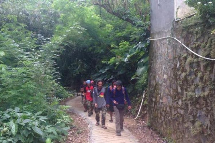 Pendaki gunung maraton solo Willem Sigar Tasiam (58) ketika perjalanan turun dari Gunung Muria bersama kelompok pencinta alam Romli Adventure Jepara, Desa Rahtawu, Kecamatan Gebog, Kabupten Kudus, Senin (16/5/2016) pagi.