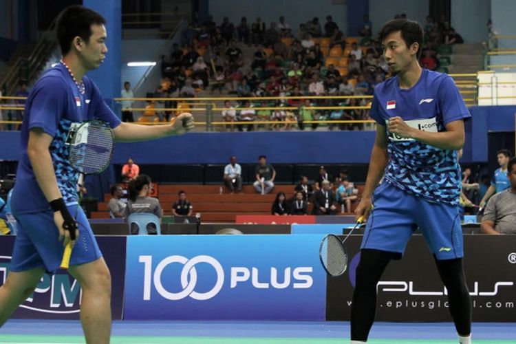 Pasangan ganda putra nasional, Rian Agung Saputro (kanan)/Hendra Setiawan, melakukan selebrasi setelah memetik poin atas lawan mereka Choi Sol-gyu/Kim Duk-young (Korea Selatan) pada babak semifinal Kejuaraan Beregu Asia 2018 yang berlangsung di Stadium Sultan Abdul Halim, Alor Setar, Kedah, Malaysia, Minggu (11/2/2018).