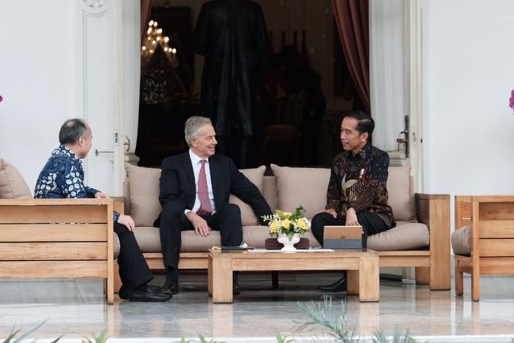 Presiden Joko Widodo menerima kedatangan  mantan Perdana Menteri Inggris Tony Blair dan CEO Softbank Masayoshi Son dan di Istana Merdeka, Jakarta, Jumat (28/2/2020). Kedua tokoh tersebut belum lama ini didapuk sebagai anggota dewan pengarah ibu kota baru RI di Penajam Passer Utara-Kutai Kartanegara, Kalimantan Timur.