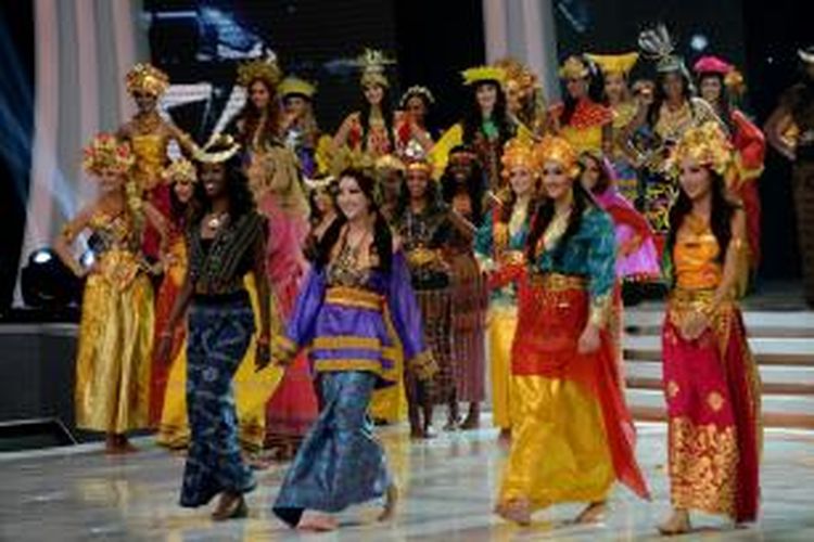 Para kontestan Miss World mengenakan busana daerah Indonesia pada acara pembukaan kontes kecantikan tersebut di Nusa Dua, Bali, Minggu (8/9/2013). AFP PHOTO/ SONNY TUMBELAKA